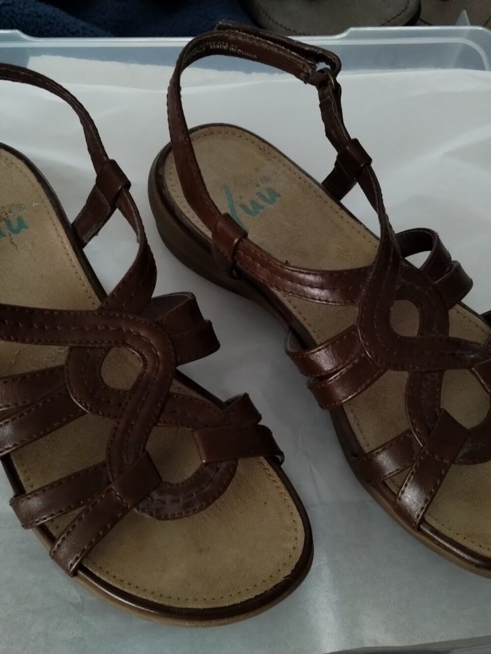 Yuu brown sandals,size 6